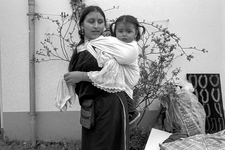 830270 Afbeelding van een Zuidamerikaanse (?) vrouw met haar kind op de Vrijmarkt op de Van Asch van Wijckskade te ...